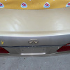 Крышка багажника NISSAN Cefiro A33 '12.1998-12.2000 вставки 4851 белые Эмблемы INFINITY дефект