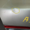 Крышка багажника NISSAN Cefiro A33 '12.1998-12.2000 вставки 4851 белые Эмблемы INFINITY дефект