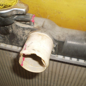 Радиатор охлаждения TOYOTA MCU20 Kluger V a/t Дефект соска и патрубка (голый)