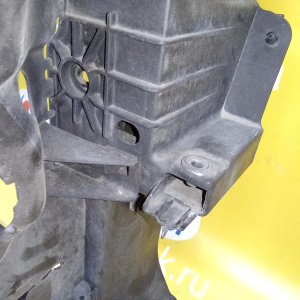 Рамка радиатора Volkswagen Tiguan 5N2 '2011-2018 дефект крепления правой фары 5N0805588F