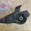 Подушка двигателя Mazda ZL Familia BJ5W зад. ДЕФЕКТ РВАНАЯ R B25E39040