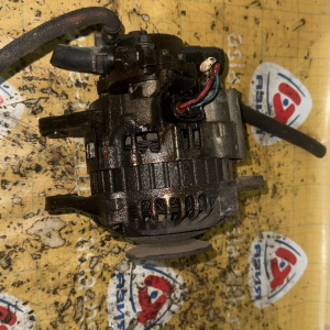 Генератор Mitsubishi 4D68 Chariot/RVR N48W/N28W 2 конт., с вакуумником MD309844 / MD340511 / A3TN1281