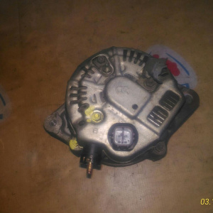 Генератор HONDA D13B/D15B/D16A EK3/EY7/GH3 4 конт. квадратные разъем, 4 ручейка ( ЦЕЛЬНЫЙ )