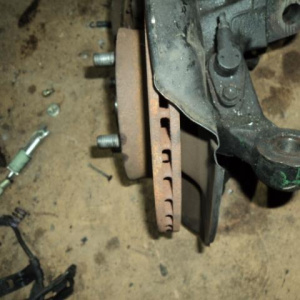 Ступица Toyota EL51/EL53/NP50/EL41/EL43 Corolla II/Corsa/Tercel перед, лев 2WD ABS Вентилируемый диск.(суппорт 51-18).В сборе с диском и суппортом. 43212-460
