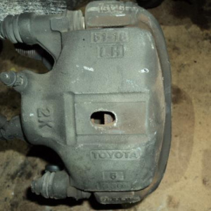 Ступица Toyota EL51/EL53/NP50/EL41/EL43 Corolla II/Corsa/Tercel перед, лев 2WD ABS Вентилируемый диск.(суппорт 51-18).В сборе с диском и суппортом. 43212-460