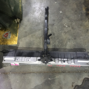 Рамка радиатора TOYOTA Noah/Voxy AZR60 центральная часть с замком