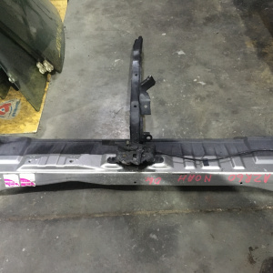 Рамка радиатора TOYOTA Noah/Voxy AZR60 центральная часть с замком