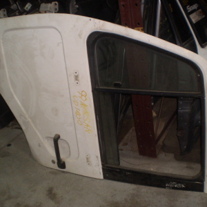 Дверь боковая Nissan Atlas P8F23 '1991-2006 перед, лев UD в сборе