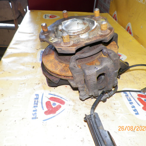 Ступица Mitsubishi FE82DE Canter 2WD 5 шпилек. Два суппорта на ступицы. перед, лев