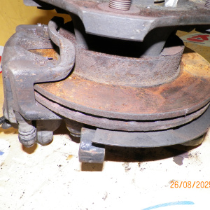 Ступица Mitsubishi FE82DE Canter 2WD 5 шпилек. Два суппорта на ступицы. перед, лев