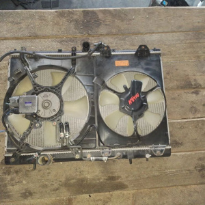 Радиатор охлаждения MITSUBISHI N84W/N94W Chariot Grandis 4G64 a/t