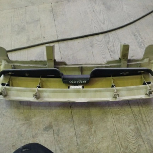 Решетка радиатора MITSUBISHI Dingo CQ2A '02.2001-08.2002