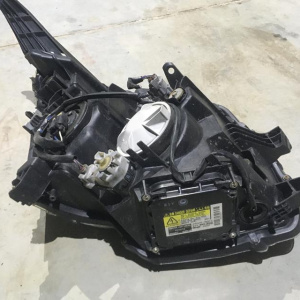 Фара Toyota лев Voxy ZRR70 '2007-2010 ксенон