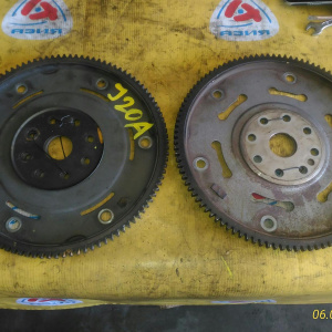 Маховик SUZUKI J20A Escudo TD52W/TD54W a/t диаметр по центрам болтов 21,2 см, диаметр отверстия под болт 11 мм. 2262077EB1