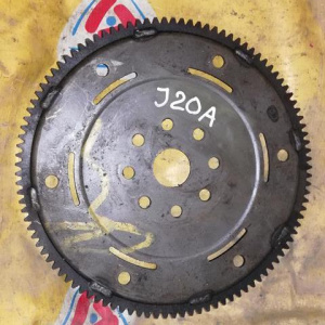 Маховик SUZUKI J20A Escudo TD52W/TD54W a/t диаметр по центрам болтов 21,2 см, диаметр отверстия под болт 11 мм. 2262077EB1