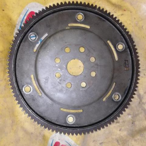 Маховик SUZUKI J20A Escudo TD52W/TD54W a/t диаметр по центрам болтов 21,2 см, диаметр отверстия под болт 11 мм. 2262077EB1