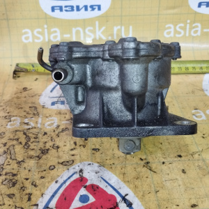 Вакуумный насос Toyota/Nissan 2C/3C/RD28 Lite Ace Noah CR50/Y60 на головку ( трубки с передней стороны ) 29300-64100