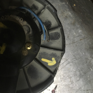 Моторчик печки MITSUBISHI EA1W/F31A дефект крепления