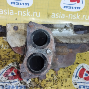 Коллектор выпускной Suzuki G16A Escudo/Vitara TA01W 3 шп. ДЕФЕКТ. ТРЕЩИНА  чугун 2 отверстия ( отверстие под датчик сзади )