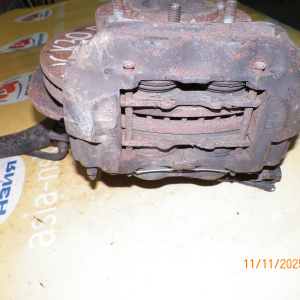 Ступица TOYOTA UCK30/UCK31/GSK30/VCK30 Tundra перед, лев 2WD ABS. В сборе. Дефект задней заглушки и дефект пыльника на верхней шаровой. 43330-39655.  43330-3