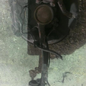 Ступица TOYOTA UCK30/UCK31/GSK30/VCK30 Tundra перед, лев 2WD ABS. В сборе. Дефект задней заглушки и дефект пыльника на верхней шаровой. 43330-39655.  43330-3