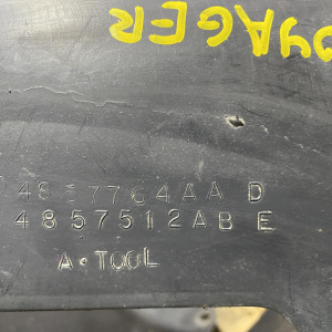 Подкрылок Chrysler Voyager RG33 '2000- перед, лев задняя часть 04857764AA