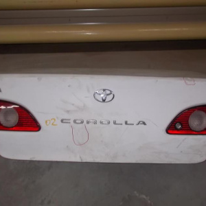 Крышка багажника TOYOTA Corolla '2000- вст.02-38(USA)деф.