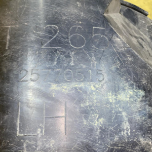 Подкрылок Cadillac SRX GMT265 '2005 перед, лев н нижняя передняя часть, сапожок (скол, трещины) 25770515