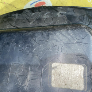 Подкрылок Cadillac SRX GMT265 '2005 перед, прав в верняя часть (трещины) 15829490