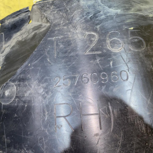 Подкрылок Cadillac SRX GMT265 '2005 перед, прав н нижняя передняя часть, сапожок (трещина) 25760960