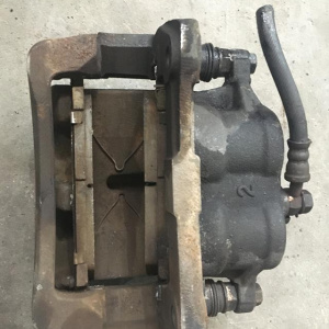 Суппорт Toyota ST202/ST205/ST206/ST215 Caldina 3S-GE перед, лев (40T28 )2 поршня 47730-21010