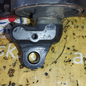 Подушка двигателя Toyota 4A-FE/7A-FE Sprinter Carib AE114/AE115 4WD перед, прав AV-53782 / 12305-16110