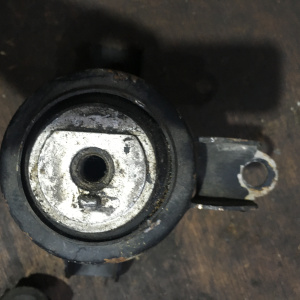 Подушка двигателя Mazda AJ Tribute EPFW перед, прав