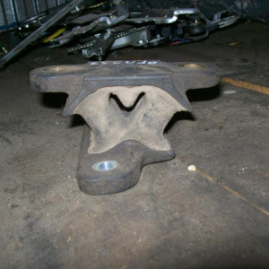 Подушка двигателя Suzuki J20A Escudo TD52W 4WD a/t R 1171077E11