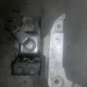 Подушка двигателя Nissan HR15 Y12 перед, прав