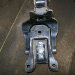 Подушка двигателя Honda D13B/D15B/ZC/B20B EK#/DB#/EY#/MA#/EL# с кронштейном R