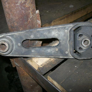 Подушка двигателя Nissan MR20 Serena C25 перед, лев