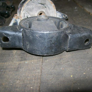 Подушка двигателя Nissan GA15 B14/N15 R