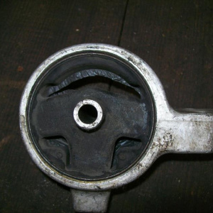 Подушка двигателя Nissan GA15 B14/N15 перед, прав