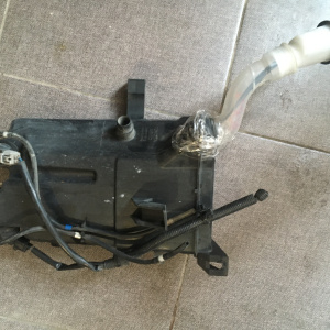 Бачок омывателя TOYOTA ACR30/40 Estima '2004 (под 2 мотора) с горловиной 860141-814