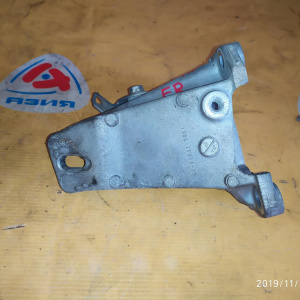 Крепление подушки ДВС Suzuki J24B Grand Vitara TDA4W перед, прав / 11641-78K10