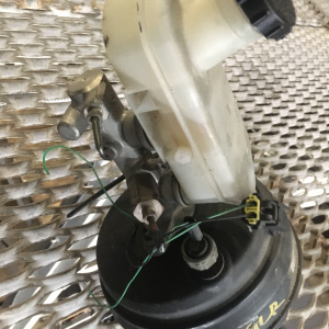 Главный тормозной цилиндр Mazda SGLR Bongo Friendee с вакуумником