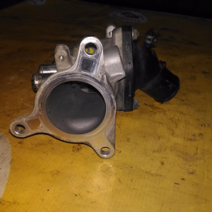 Корпус термостата Toyota USF40 1UR-FSE с корпусом