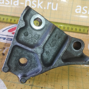Крепление подушки ДВС Toyota 2AZ-FSE Avensis AZT251 алюм. с подушки перед, прав
