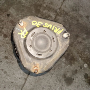 Стойка TOYOTA ZVW30 Prius перед, прав