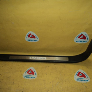 Накладка на порог салона Toyota Harrier GSU30 перед, прав 67910-48020  67913-48030