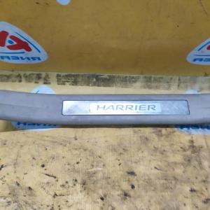 Накладка на порог салона Toyota Harrier GSU30 зад, прав 67930-48020  67917-48030