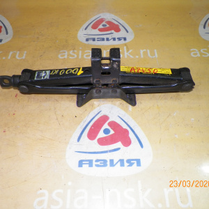 Домкрат Toyota ZZT240/NZT240/AZT240/AZT241/ZZT245/NZT260/ZRT261/ZRT265/ZZV50/SV50/AZV50/ZZE136/SXV20 1000 кг.