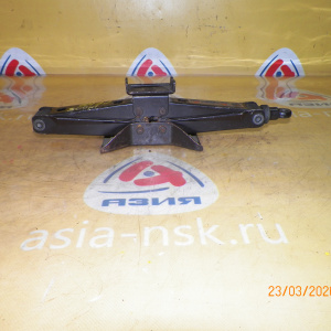 Домкрат Toyota Corolla/Sprinter AE100/AE101/AE102/EE100/EE101/EE106/EE107/CE100/CE106/CE108/CE109/AE92. 09111-12090. 800 кг.