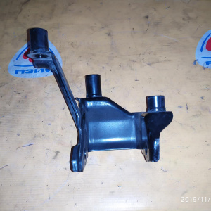 Крепление подушки ДВС Honda D16A HR-V GH3/GH4 2WD/4WD CVT верх. перед, прав в 50825-S2H-990